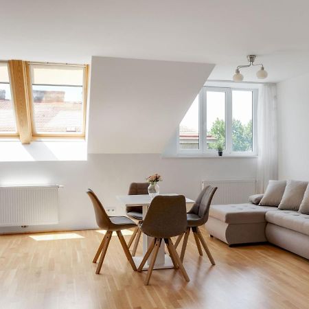 Elegant Apartment In Vienna With Patio Bagian luar foto
