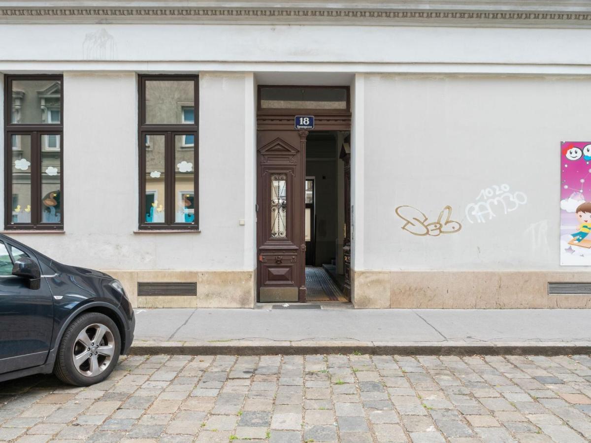 Elegant Apartment In Vienna With Patio Bagian luar foto